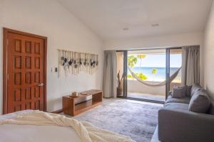Кровать или кровати в номере Casa Playa Cozumel - Luxury Beachfront Villa