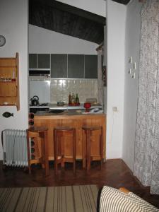Villa Maslina في فانتاسيسي: مطبخ مع طاولة وكراسي في غرفة