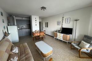 Televisyen dan/atau pusat hiburan di TELLINES - Appartement avec petite vue mer