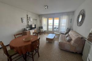 Ruang duduk di TELLINES - Appartement avec petite vue mer