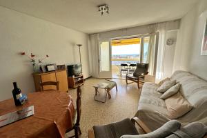 Televisyen dan/atau pusat hiburan di TELLINES - Appartement avec petite vue mer +24 gambar