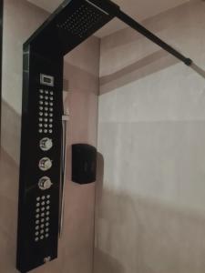 een aan de muur gemonteerde magnetron in een kamer bij Tussen poort en toren in Sneek