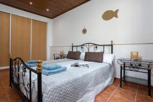 Un pat sau paturi într-o cameră la Sunstay Flat I Alhaurín +6 fotografii