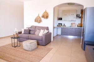a living room with a couch and a kitchen at Casa Paradiso Sciacca in Sciacca