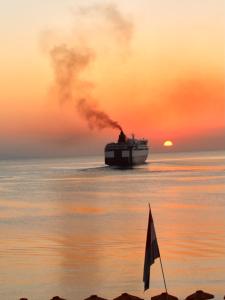 コス・タウンにあるKos Penthouseの夕日を背景に水中の船