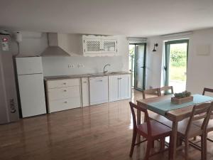 a kitchen and dining room with a table and chairs at Casa d Amelinha in Gatão