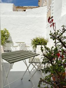 a picnic table and chairs on a patio at Sao Pedro Guest House in Faro