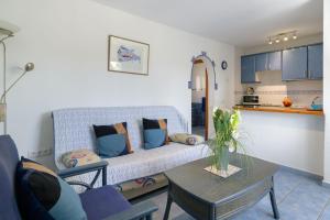 a living room with a couch and a table at Casa Steve in Playa Blanca
