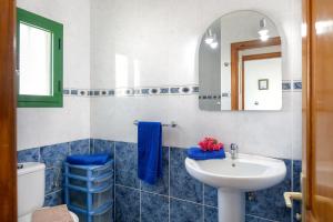 a bathroom with a sink and a mirror and a toilet at Casa Steve in Playa Blanca +6 photos