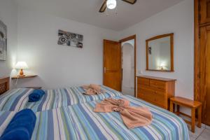 Un dormitorio con una cama con toallas. en Jardin Del Sol 30, en Playa Blanca