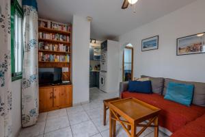 una sala de estar con un sofá y una mesa en Jardin Del Sol 30, en Playa Blanca