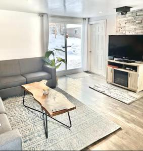 WilberforceOur Happy Place的带沙发和咖啡桌的客厅