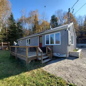 WilberforceOur Happy Place的坐在院子顶上的一个小房子 更多7张照片