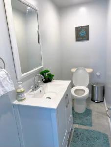 WilberforceOur Happy Place的带白色水槽和马桶的浴室