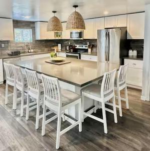 WilberforceOur Happy Place的一个带白色椅子的大岛厨房
