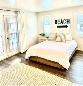 WilberforceOur Happy Place的卧室配有一张带海滩标志的床铺,墙上挂着海滩标志