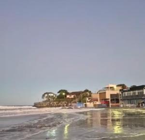 een uitzicht op een strand met huizen en de oceaan bij Ap a 80 m do Pico de matinhos in Matinhos