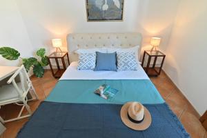 Ένα ή περισσότερα κρεβάτια σε δωμάτιο στο IzzHome Gallery