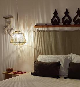 a bedroom with a bed with aendant light and a bed sidx sidx at Casa Hurtere in Horta