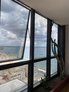 una finestra da ufficio con vista sull'oceano di Sul Tetto di Gallipoli a Gallipoli