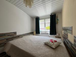un dormitorio con una cama y una ventana en Au Coeur du Fief Naton, en Le Château-dʼOléron
