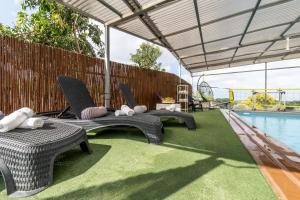 eine Terrasse mit zwei Stühlen und einem Swimmingpool in der Unterkunft King Solomon Villa in Wadi Keren