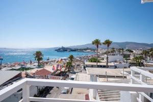 コス・タウンにあるKos Penthouseのヤシの木と海のあるビーチの景色