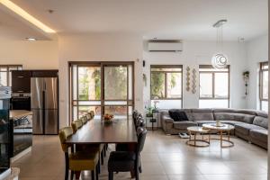 ein Wohnzimmer mit Sofa und Tisch in der Unterkunft King Solomon Villa in Wadi Keren