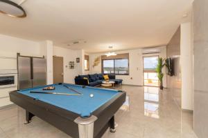 ein Wohnzimmer mit einem Billardtisch darin in der Unterkunft King Solomon Villa in Wadi Keren