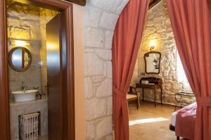 Koupelna v ubytování Kavos Psarou Villas + 35 fotografií