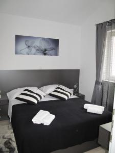 Postel nebo postele na pokoji v ubytování Apartments Mia Krk
