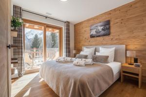 een slaapkamer met een bed met twee handdoeken erop bij Guernerés & Spa by Alpine Resorts in Grimentz +86 foto's