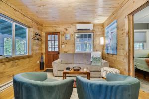 ein Wohnzimmer mit einer Couch und zwei Sesseln in der Unterkunft Lakeside Haven, a Modern Cottage with Lake Views in Effort