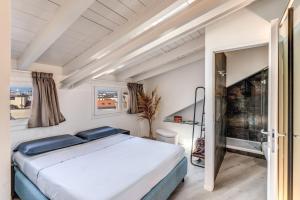 ein weißes Schlafzimmer mit einem Bett und einem Fenster in der Unterkunft SkyJungle, luxury penthouse private pool and spa in Mailand + 44 Fotos