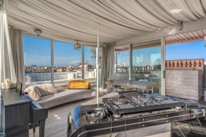 eine Küche mit einem Herd in einem Zimmer mit Fenstern in der Unterkunft SkyJungle, luxury penthouse private pool and spa in Mailand