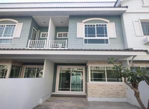 une maison bleue et blanche dans l'établissement Bristol park 233, à Ban Huai Yai