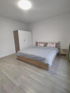 une chambre avec un grand lit dans une pièce dans l'établissement Bristol park 233, à Ban Huai Yai