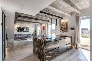 eine Küche und ein Wohnzimmer mit einer großen Marmortheke in der Unterkunft SkyJungle, luxury penthouse private pool and spa in Mailand