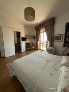 Postel nebo postele na pokoji v ubytování VelaLatina Residence B&B Soverato - Camera Scirocco + 26 fotografií
