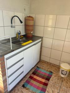 a kitchen with a sink and a counter top at Apto com garagem em Diamantina in Diamantina