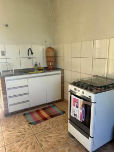 a kitchen with a stove top oven in a kitchen at Apto com garagem em Diamantina in Diamantina