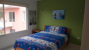 une petite chambre avec un lit et une fenêtre dans l'établissement Departamento para 6 personas Atacames, à Atacames