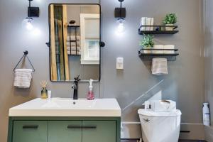 ein Badezimmer mit Waschbecken und Spiegel in der Unterkunft Lakeside Haven, a Modern Cottage with Lake Views in Effort + 27 Fotos