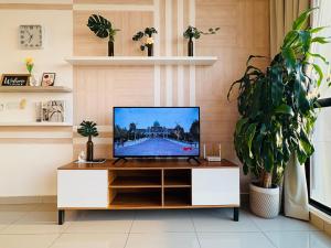 プトラジャヤにあるPutrajaya Family Stay 7 Pax Near IOI Mallのリビングルーム内のキャビネットのテレビ
