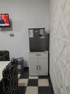 a room with a tv on top of a counter at Alojamiento el tata in Paraná