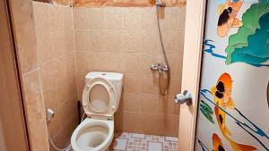 un bagno con wc e doccia di Villa mutiara citra puncak Bu eva a Sampal 2