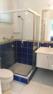 une salle de bain avec une douche, des toilettes et un lavabo dans l'établissement Departamento para 6 personas Atacames, à Atacames 8 autres photos