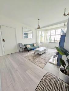 a living room with a couch and a table at Luxury 1 bed apartment in East Croydon in South Norwood