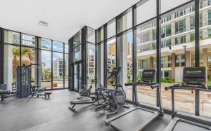 Γυμναστήριο ή/και όργανα γυμναστικής στο Olympic Park 2BR Pool gym access and walk to stadium