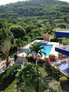 une vue aérienne d'un complexe hôtelier avec piscine dans l'établissement Dpto PUNTA ARENA ATACAMES, à Atacames